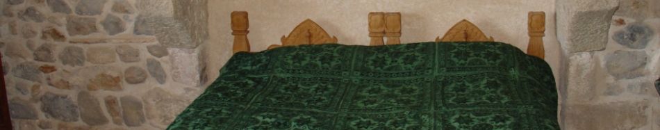 la chambre népal avec un lit en bois sculpté