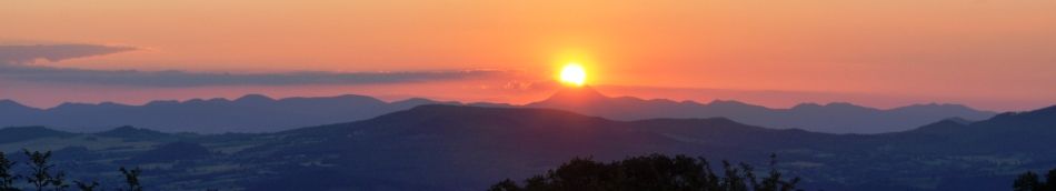 coucher de soleil derrière le Puy de Dôme